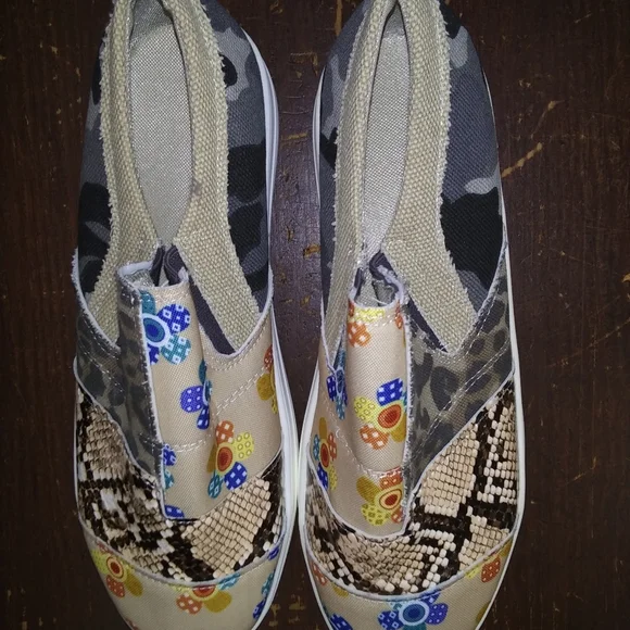 ๐HP๐ Canvas Animal Print Slip On Sneakers - Picture 2 of 4